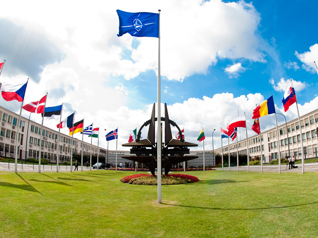 Организация Североатлантического договора (НАТО) объявила о том, что со вторника ограничит доступ в штаб-квартиру альянса в Брюсселе представителям российской миссии в связи с решением прекратить все практическое сотрудничество с Россией