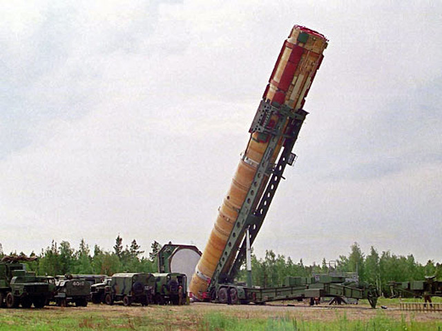 Раздающиеся на Украине призывы вернуть стране ядерный статус и начать торговать технологиями производства межконтинентальных баллистических ракет тяжелого класса Р-36М2 "Воевода" вызвали дискуссию о возможных последствиях таких шагов