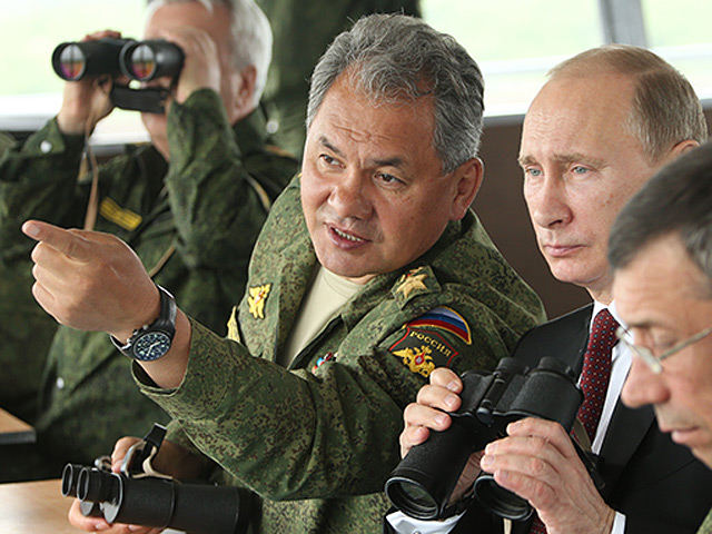 Президент России Владимир Путин может принять решение об использовании вооруженных сил на территории Украины в любой момент. Такое право ему дает полученное ранее согласие Совета Федерации РФ