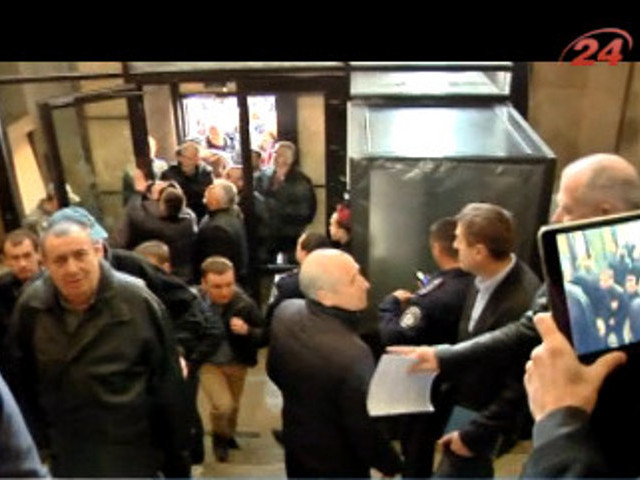 Во Львове митинг с требованием отставки назначенного киевскими властями прокурора Владимира Гураля закончился штурмом здания областной прокуратуры