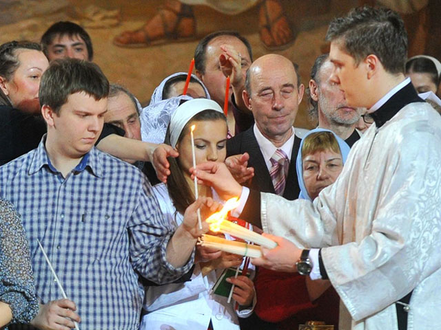 Благодатный огонь традиционно доставляется в храмы Москвы, Московской области и других регионов России. Его встреча состоится 19 апреля в 22:30 в аэропорту "Внуково"