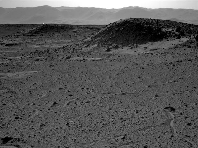 Поклонники НЛО со всего мира заинтригованы снимками с американского марсохода Curiosity, на которых можно заметить светлые пятна, похожие на яркие вспышки света, сообщает NBC News. Кадры были сделаны и переданы на землю 2 и 3 апреля