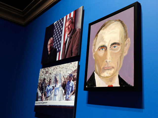 Художественные критики заметили, что три десятка портретов мировых лидеров, написанных экс-президентом США Джорджем Бушем-младшим, основываются на результатах поиска по Google Images
