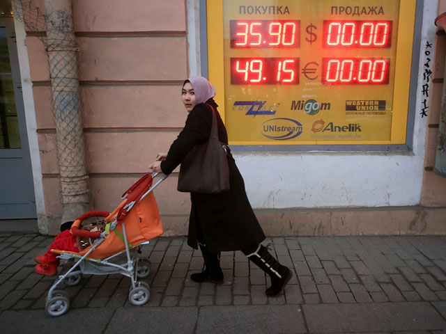 Ослабление рубля на короткое время может помочь оздоровлению российской экономики, однако длительная волатильность на финансовых рынках приведет к усилению оттока капитала