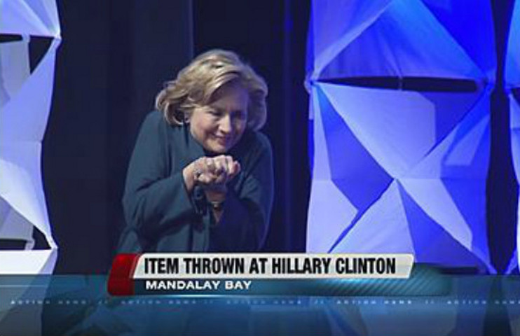 Жительница Лас-Вегаса (штат Невада) бросила туфлю в экс-госсекретаря США Хиллари Клинтон