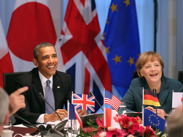 Президент США Барак Обама в телефонной беседе с канцером Германии Ангелой Меркель призвал Европу быть готовой к введению новых санкций против России из-за ситуации на Украине