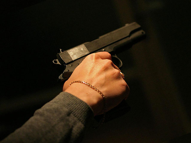 16-летняя москвичка и ее подруга-именинница отобрали у египтянина детскую машинку, угрожая пистолетом