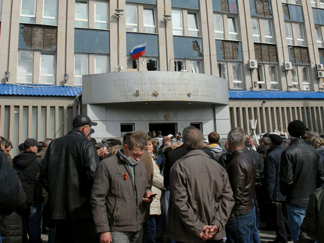 На востоке Украины пророссийские активисты укрепляют захваченные административные здания, готовясь к возможному штурму