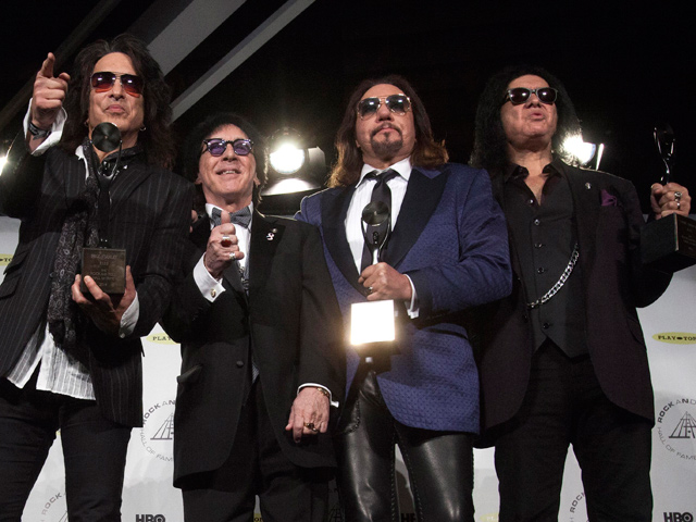 Четверо участников первого состава группы KISS вышли вместе на сцену на церемонии включения их в Зал славы рок-н-ролла, несмотря на громкие скандалы между ними в прессе