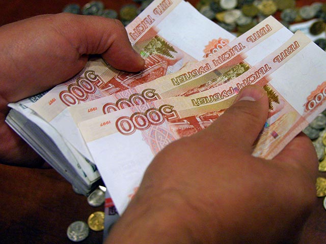 Россияне испугались девальвации рубля и и начали снимать деньги с банковских счетов