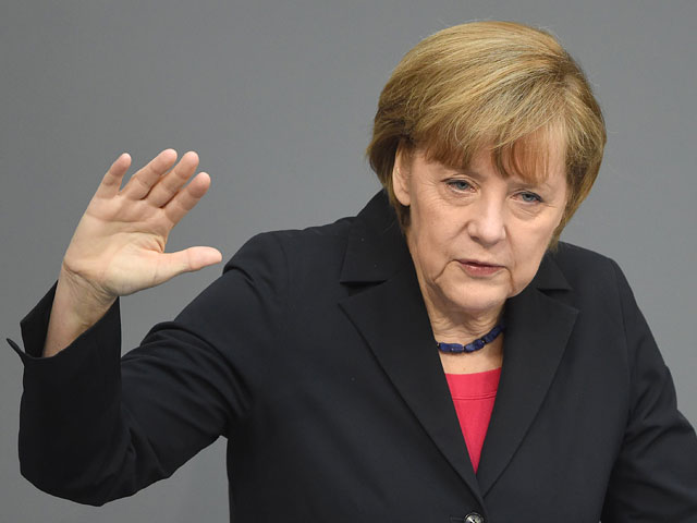 Меркель приезжает в Грецию, ее визит отметили взрывом у здания национального банка