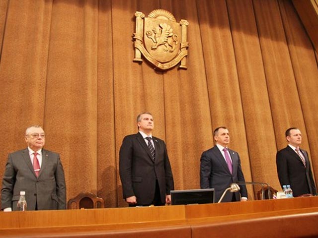 На внеочередном пленарном заседании Государственного Совета Крыма в пятницу была принята Конституция республики