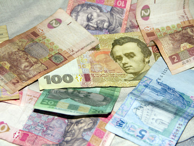Украинская гривна продолжает падение: в пятницу, 11 апреля, за один доллар можно приобрести уже 13,5 украинских купюр. Евро к 13:00 по московскому времени оценивается в 19,16 гривен