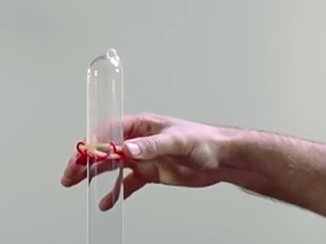 Два инженера из голландского Дельфта явили миру усовершенствованный презерватив, который без усилий можно надевать двумя пальцами одной руки и даже в темноте