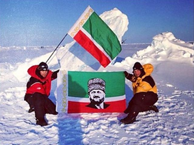 Глава Чечни Рамзан Кадыров сообщил о новом патриотическом достижении Чечни: на Северном полюсе теперь развевается флаг республики. Вскоре туда пошлют чеченских полицейских