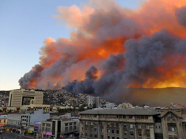 В чилийском городе Вальпараисо гигантский пожар уничтожил минимум 500 домов, сообщает Reuters. Погибли два человека, тысячи эвакуированы