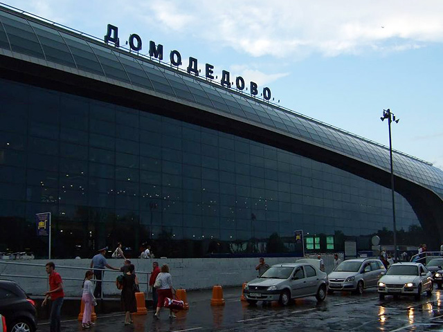 Опоздавшая на самолет пассажирка в столичном аэропорту "Домодедово" переполошила погранслужбу заявлением о наличии у нее взрывчатки