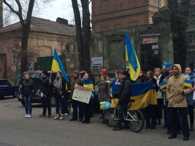 Рядом со зданием Мариупольского горуправления милиции около 17:00 в воскресенье были избиты митингующие за единство Украины