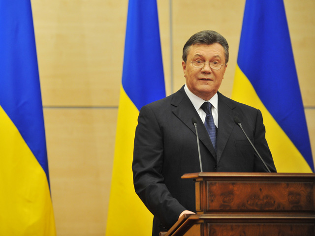 Экс-президент Украины Виктор Янукович, выступая в воскресенье перед журналистами в Ростове-на-Дону, заявил, что Украина "движется к банкротству", народ страны "никогда не примет такой диктат, особенно диктат националистов"