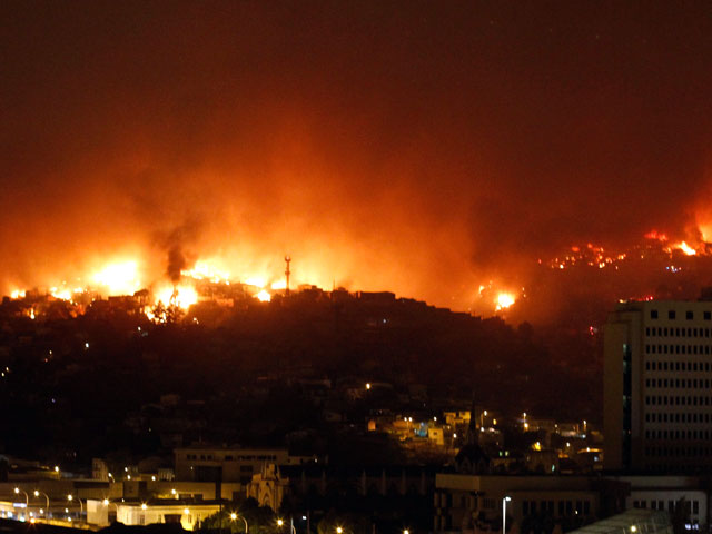 В чилийском городе Вальпараисо произошел пожар, в результате которого погибли по меньшей мере 11 человек, полностью выгорели 500 домов