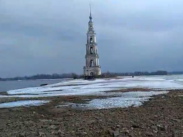 Знаменитая затопленная колокольня в Калязине вышла на сушу