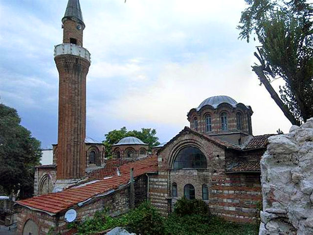 Древняя византийская церковь в стамбульском районе Вефа, позже обращенная турками в мечеть Мулла Гюрани, стала жертвой отказа властей сохранить историческое здание на территории старого города