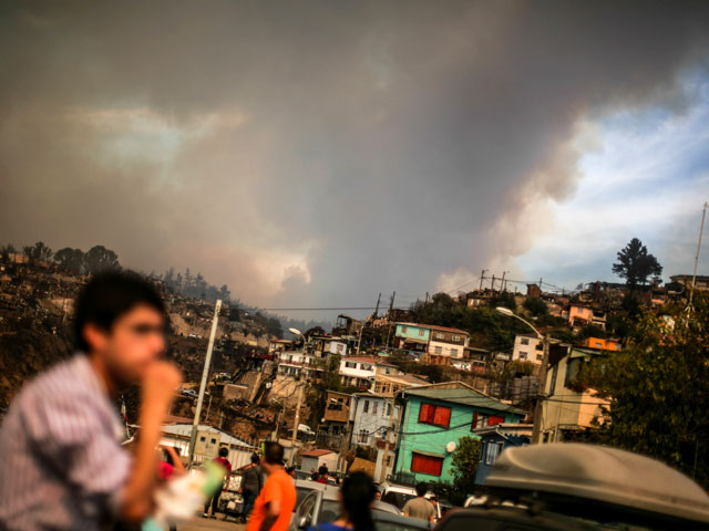 В чилийском городе Вальпараисо четвертый день продолжают борьбу с гигантским пожаром, вспыхнувшим в минувшую субботу