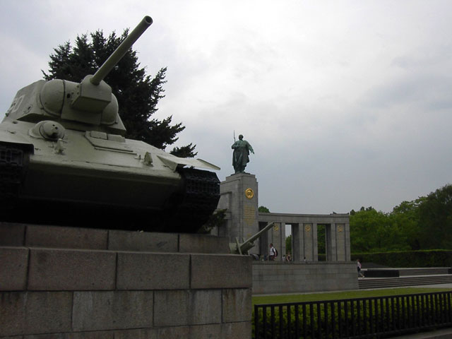 Немецкие СМИ из-за действий России на Украине потребовали убрать русские танки с мемориала у Бранденбургских ворот