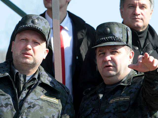 Исполняющий обязанности президента Украины Александр Турчинов и командующий Национальной гвардией Украины генерал-лейтенант Степан Полторак (слева направо на первом плане)