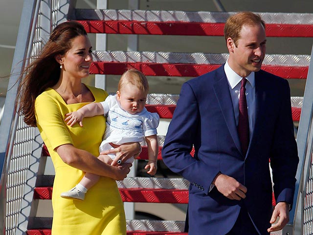 Герцог и герцогиня Кембриджские Уильям и Кэтрин вместе со своим сыном принцем Джорджем прибыли с визитом в Австралию. В аэропорту Сиднея их встретили восторженными возгласами поклонники