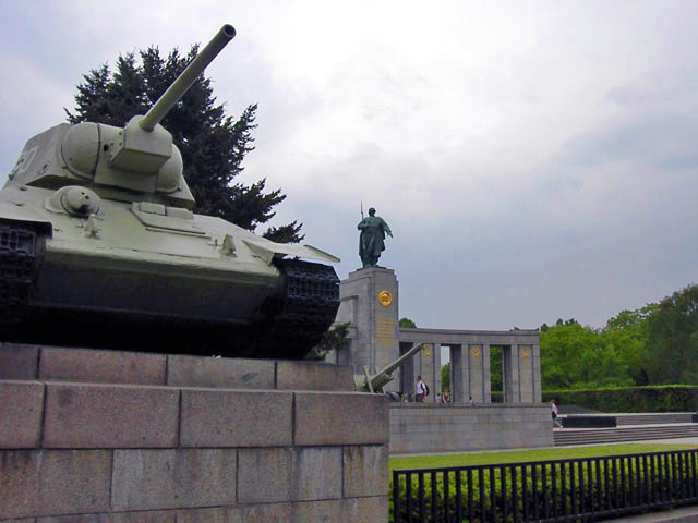 Правительство Германии отклонило петицию двух немецких газет, призывающие демонтировать два советских танка Т-34 в мемориале павшим советским воинам в Берлине рядом с Бранденбургскими воротами в знак протеста против действий России на Украине