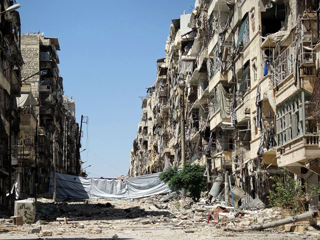Кровавые бои в Алеппо идут с середины 2012 года - то есть, с того момента, когда этот экономический центр Сирии был разделен на две части: запад города контролирует армия Асада, повстанцы обосновались на востоке