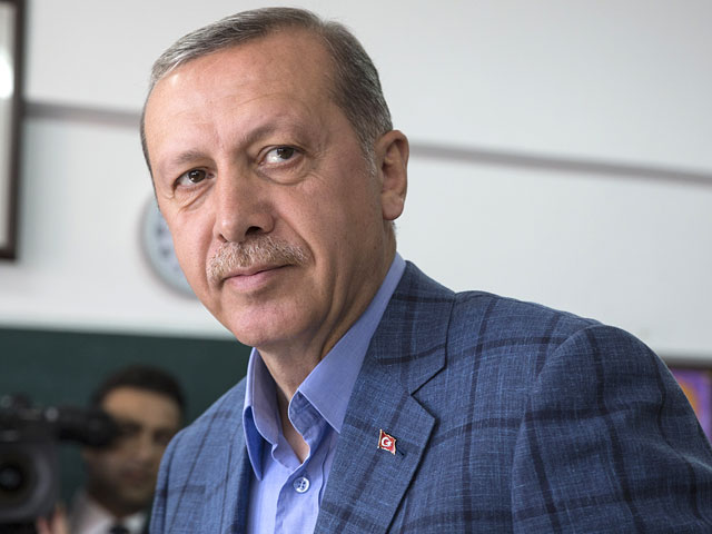 В Турции, где недавно был запрещен Twitter и по-прежнему заблокирован YouTube, премьер-министр Реджеп Тайип Эрдоган решил пойти в наступление на соцсети еще и в суде