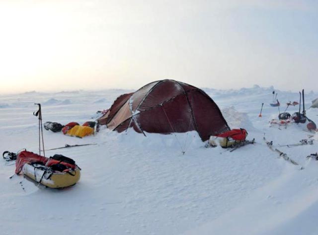 Молодежная арктическая экспедиция во главе с Павлом Астаховым оказалась блокирована бураном на Северном полюсе. Астахов, двое полярников и семеро подростков пережидают снежную бурю в палатке, у них кончаются продукты и топливо