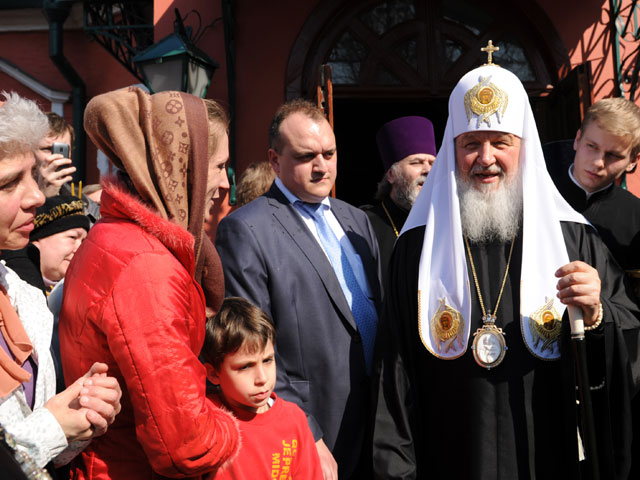 Патриарх Московский и всея Руси Кирилл беседует с прихожанами в храме Живоначальной Троицы в Воронцове