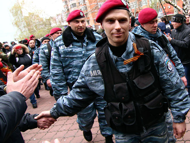 МВД Украины на Пасху обратилось к бывшим беркутовцам - бойцы милицейского спецназа названы "элитой сил правопорядка", их призывают забыть о былых распрях, "примириться и объединиться