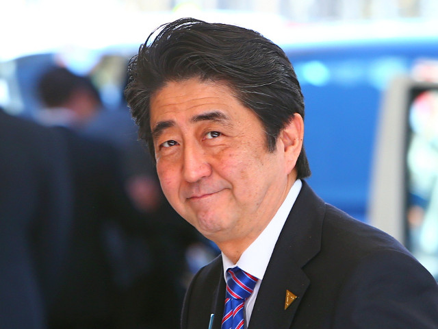 Премьер-министр Японии Синдзо Абэ направил ритуальное подношение в токийский храм Ясукуни, который в соседних государствах Восточной Азии, КНР и Республике Корея, считают цитаделью милитаризма и агрессивного национализма
