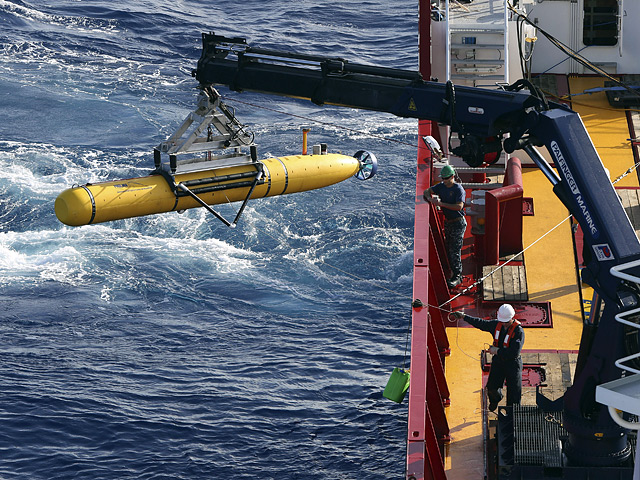 Активное участие в поиске самолета принимает подводный робот Bluefin-21. Однако, обследовав большую часть дна акватории, в предела которой проводятся поиски, автономной субмарине найти пока ничего не удалось