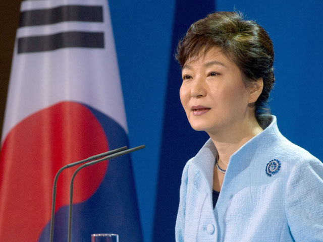 Президент Южной Кореи приравняла к убийцам экипаж затонувшего парома "Севол". Число жертв достигло 64