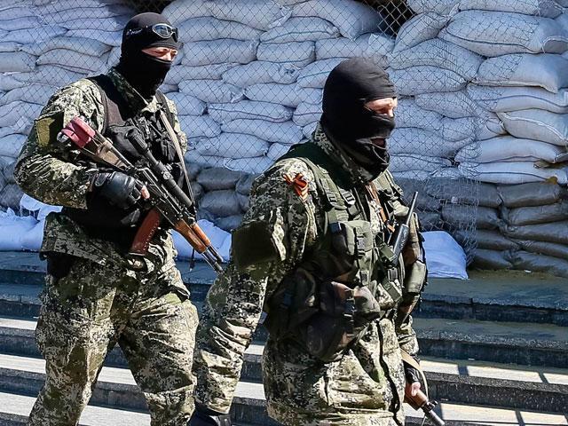 В Краматорске вооруженные люди заняли отделение милиции и вывесили флаг Донецкой республики на воротах СБУ