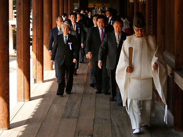 Более 140 депутатов японского парламента посетили "милитаристский" храм Ясукуни