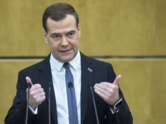 Медведев предложил не менять экономическую политику и обещал показать зубы санкциям
