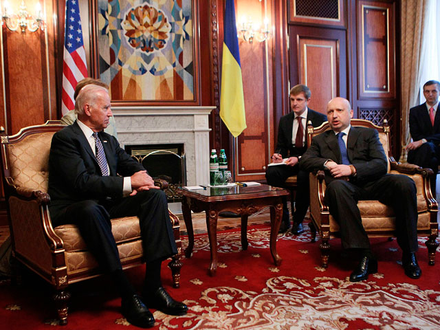 На встрече с вице-президентом США Турчинов обвинил РФ и ее террористов в срыве женевских соглашений