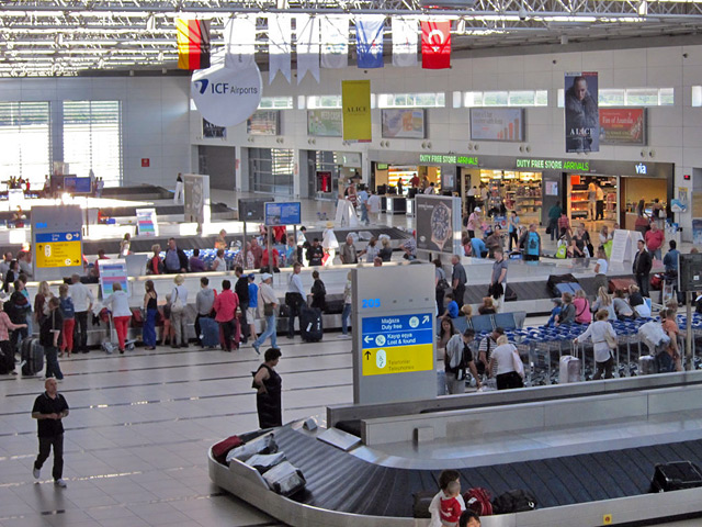В обращении туроператоров говорится, что "в результате возникла ситуация, когда россияне вынуждены аннулировать оплаченные поездки в Турцию на майские праздники, поскольку срок действия их паспортов не соответствует новым требованиям"