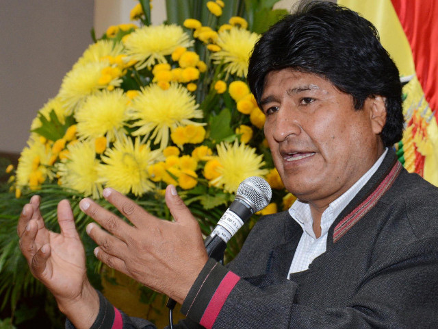Президент Боливии Эво Моралес подписал закон, разрешающий военным сбивать над территорией страны самолеты, используемые преступниками для перевозки наркотиков