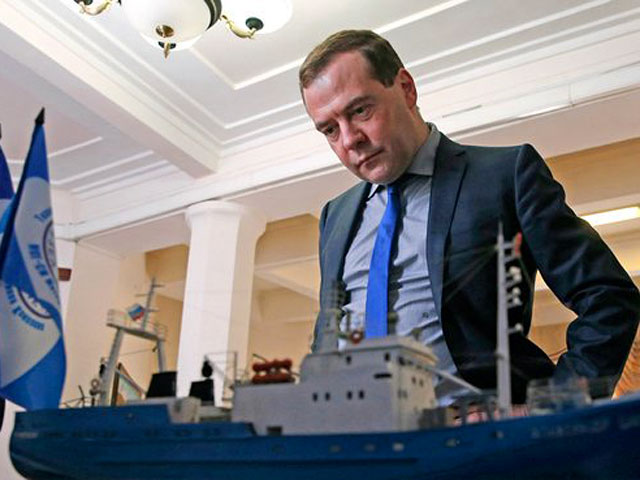 Медведев в Магадане рассказал, что россияне стали есть еще больше рыбы