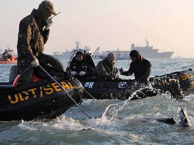 Южнокорейские дайверы рассказали о детских трупах в коридорах затонувшего парома "Сэвол"