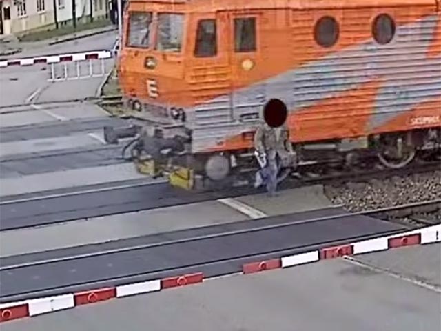 Сбитый поездом чешский пенсионер отделался царапинами, потерянной обувью и штрафом