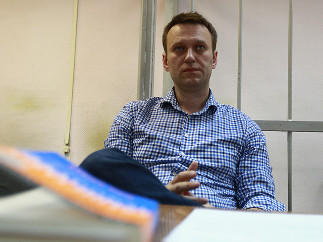 Люблинский суд, однако, перенес слушание, поскольку защита Навального не успела подготовиться к процессу - о заседании было сообщено накануне, а сам оппозиционер узнал об этом уже днем позже от сотрудника уголовно-исполнительной инспекции