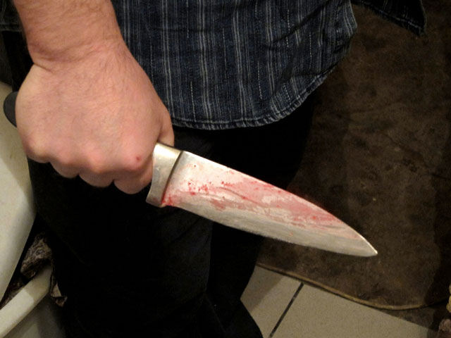 В Тюмени разносчик пиццы нанес 40 ударов ножом 26-летней клиентке с целью ограбления